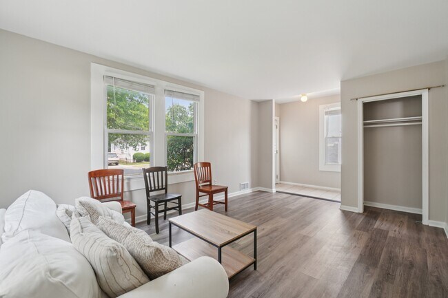 Foto del edificio - 7307 Hopkins Ave