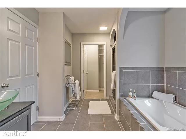 Building Photo - 3 br, 2.5 bath House - 616 South Torrence ...
