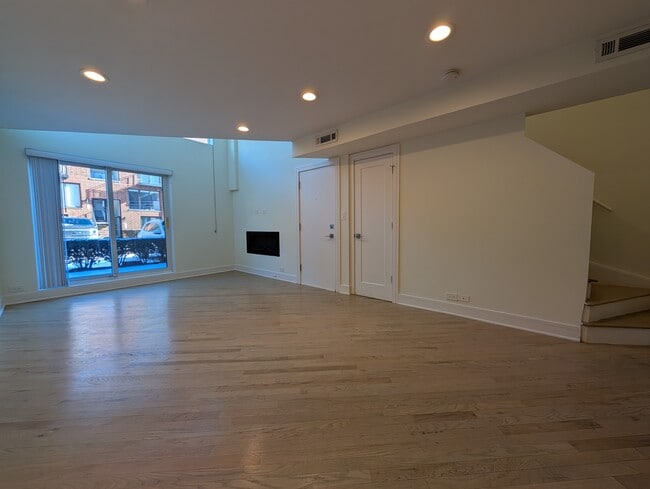 Building Photo - 3763 N Sheffield Ave