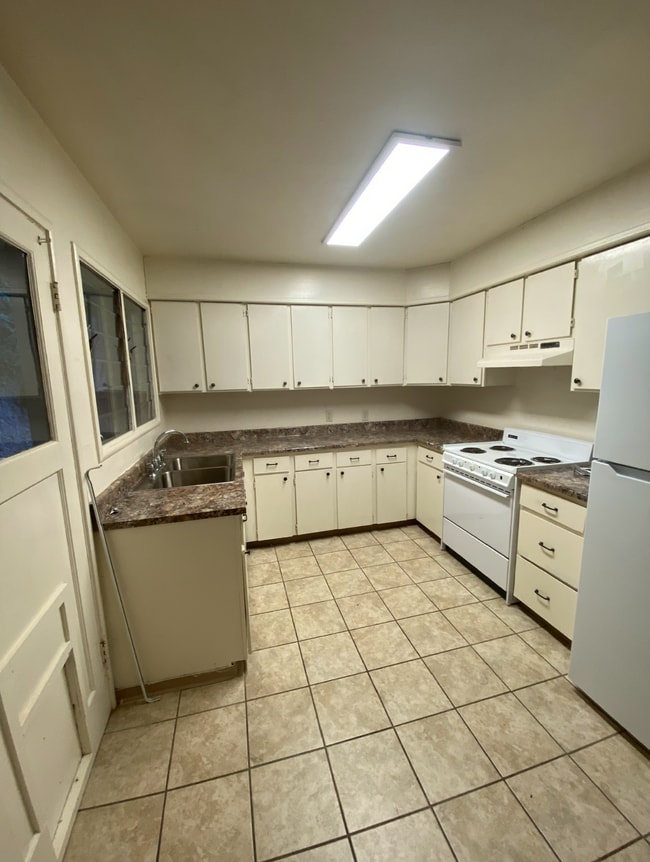 Building Photo - 588 Beverly Dr