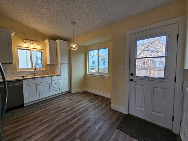 Foto del edificio - Beautifully Remodeled 3 Bed, 2 Bath Home with Modern Upgrades & Spacious Backyard