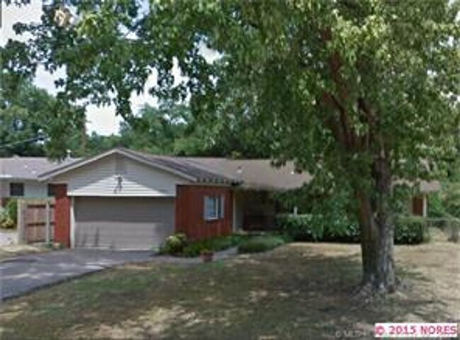 Foto del edificio - Appealing three bedroom home