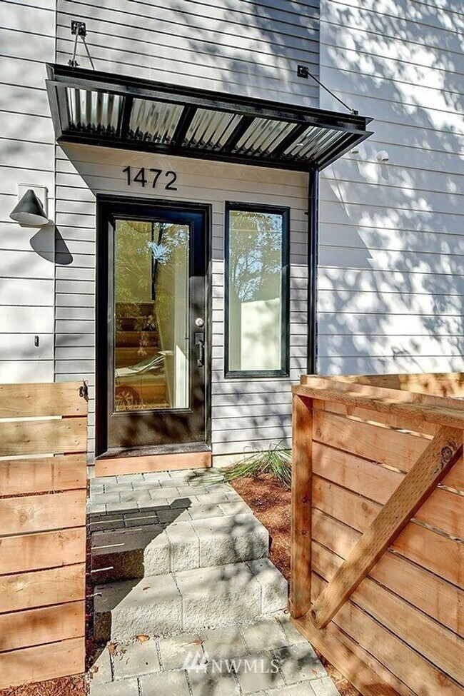 Foto del edificio - Modern 3-Bed Townhome with Rooftop Decks &...
