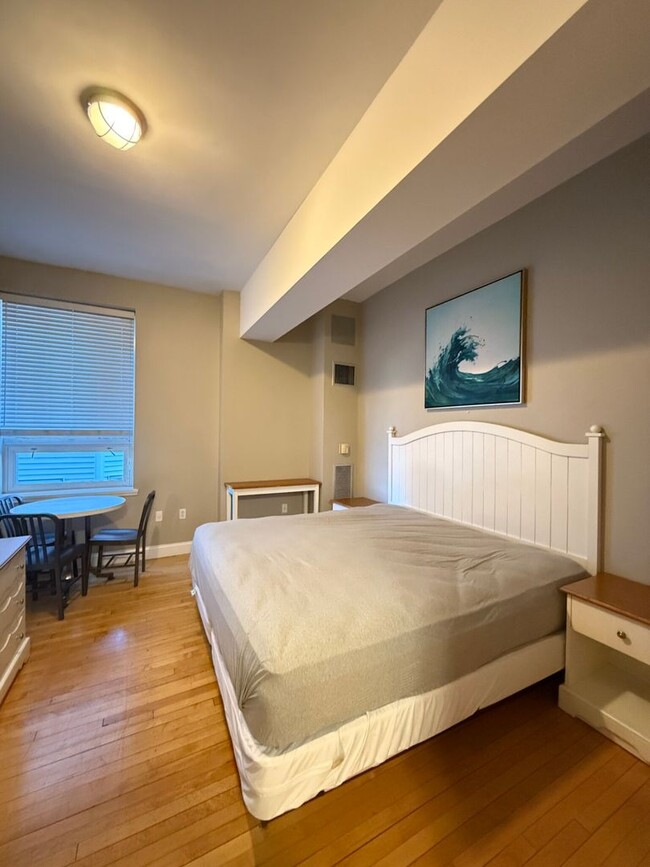 Building Photo - Beautifully renovated, fully furnished stu...