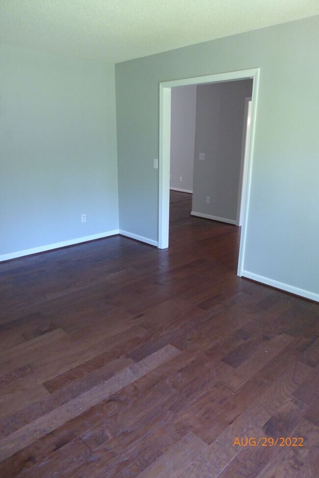 Building Photo - Spacious Home in Million Dollar Lakes