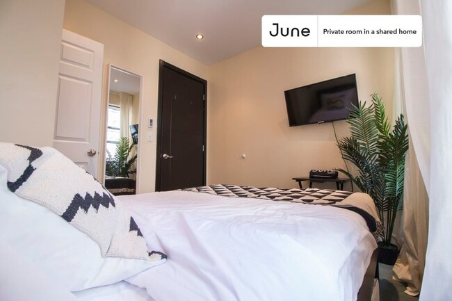 Building Photo - Private bedroom in 4 bed/2 bath Home