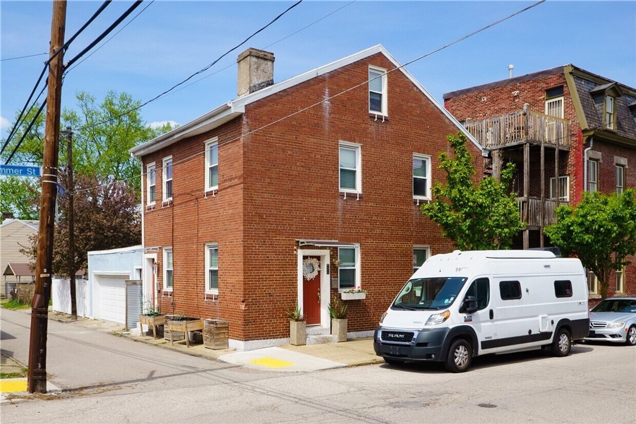 Primary Photo - *Beautifully Updated 1BD/1BA Townhouse Ava...