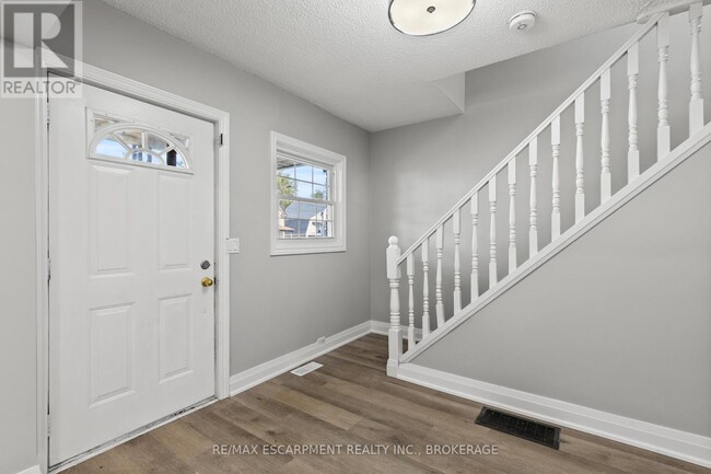 Building Photo - 15 McCormick St