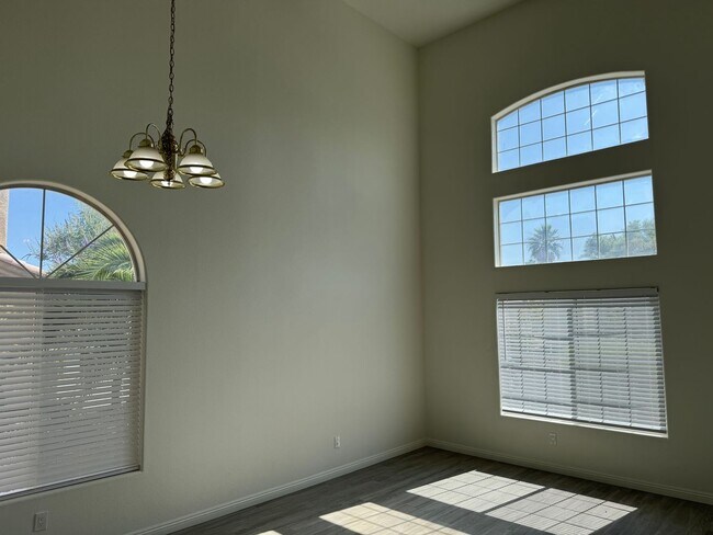 Foto del edificio - New flooring and kitchen. No neigbros behi...