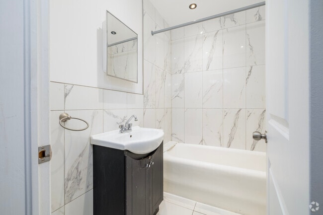 2BR, 2BA - 900SF - Secondary Bathroom - Château Grosvenor