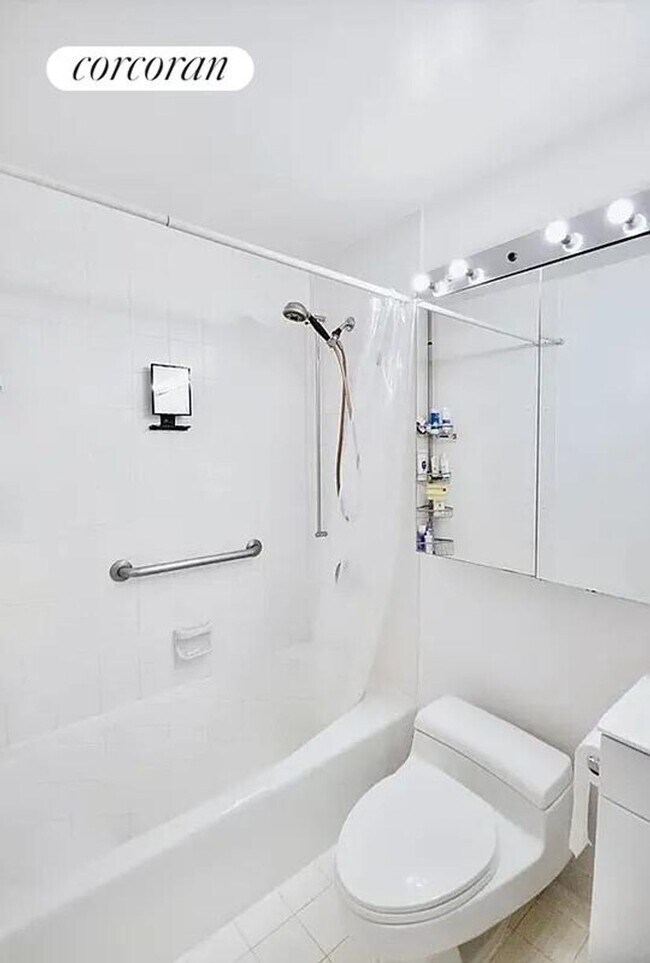 Foto del edificio - 350 W 50th St