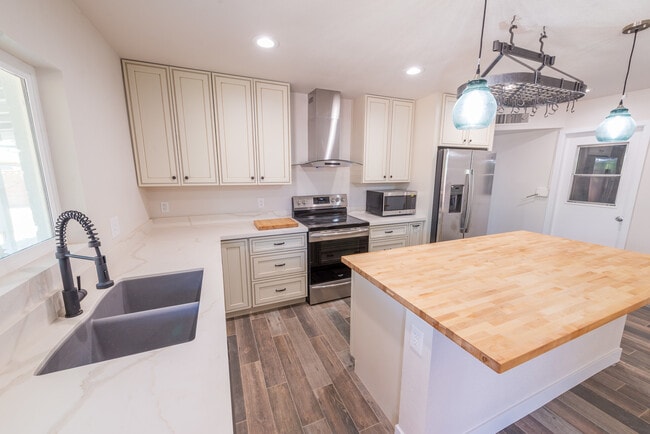 Building Photo - 2607 S Jentilly Ln