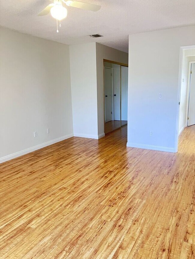 Foto del edificio - Beautiful Dual Master Townhome Palmdale