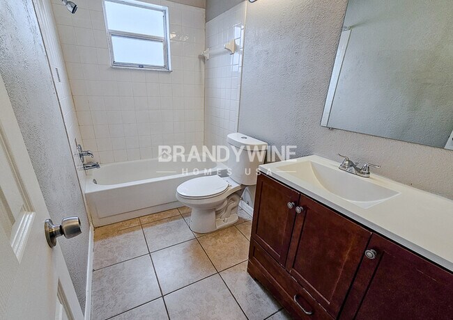 Building Photo - **1 MONTH FREE HOLIDAY SPECIAL!!** Market ...