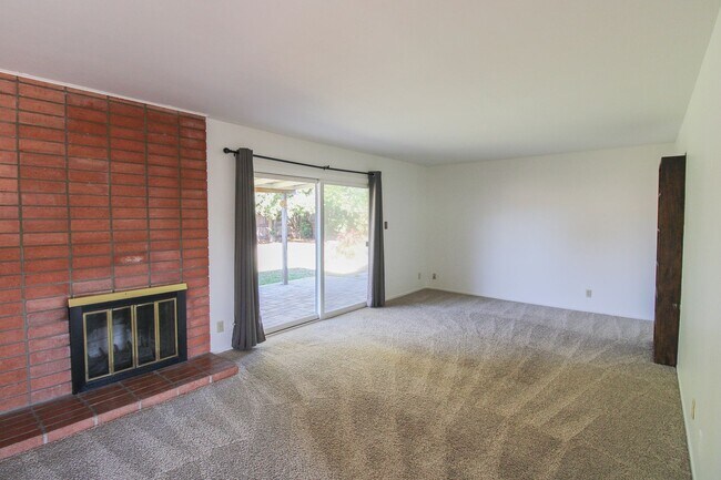 Building Photo - Unique Large Floor Plan for this 5 Bedroom...