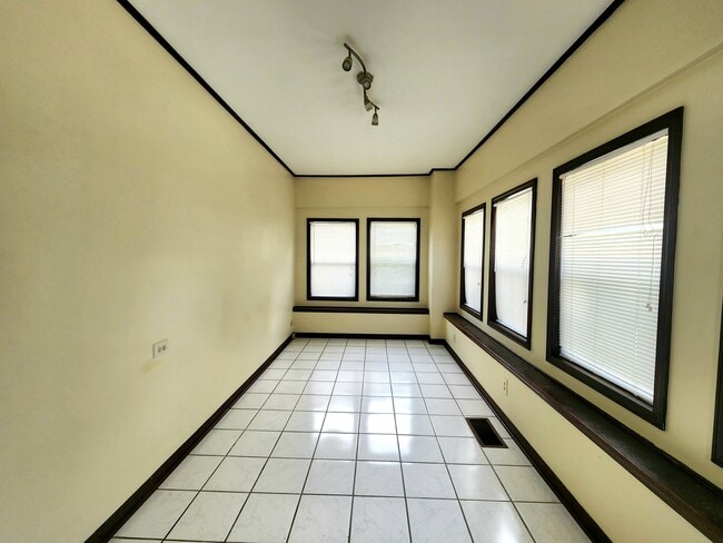 Building Photo - 513 10th Ct S