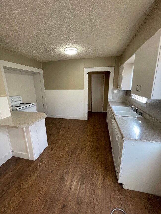 Building Photo - Beautiful House Located Minutes from Tech ...