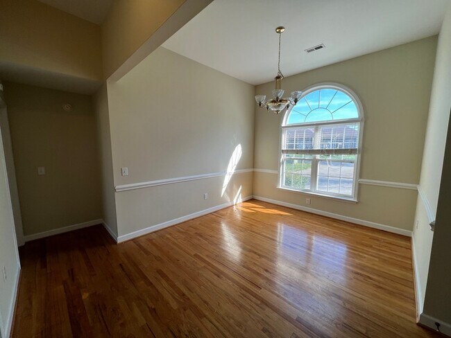 Building Photo - NO LONGER TAKING APPLICATIONS 589 Weyburn ...