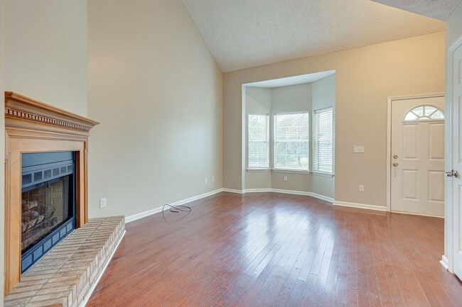Building Photo - 3 or 4 bed/ 2.5 Bath Home in Falcon Creek ...