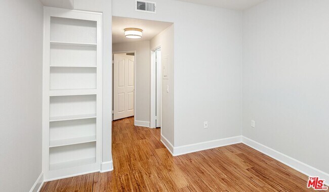 Foto del edificio - 348 Hauser Blvd