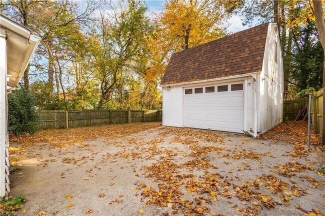 Building Photo - 3537 Buckingham St