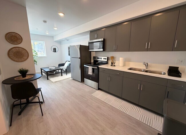 Foto del edificio - Beautiful and Spacious 1 bed/1 bath Apartment ~ Comes with Appliances, All Utilities Included, No...