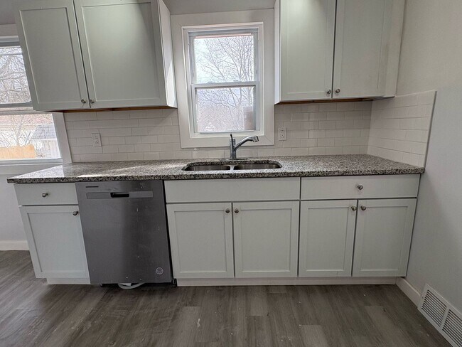 Building Photo - Charming 3 Bedroom Home in South Euclid