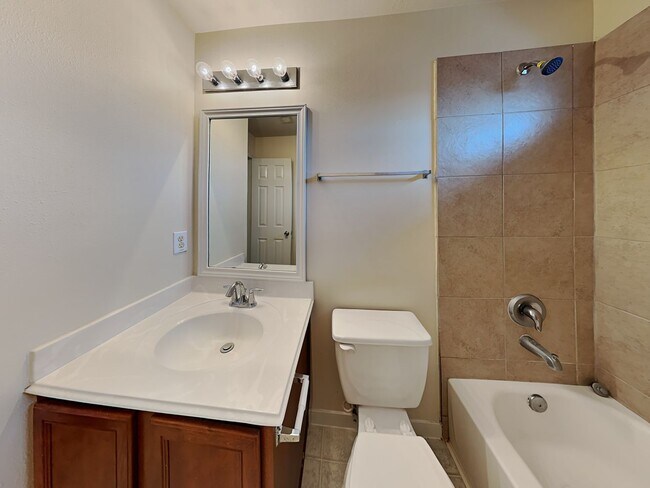 Foto del edificio - 1401 Baychester Ln