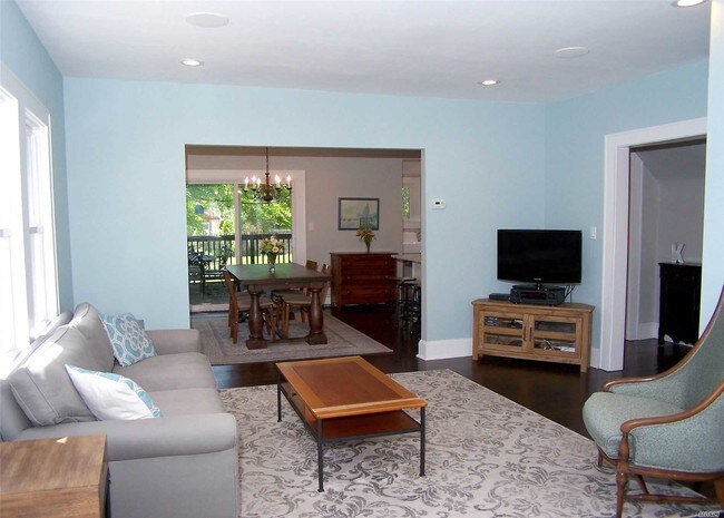 Building Photo - 2046 Oakmere Dr