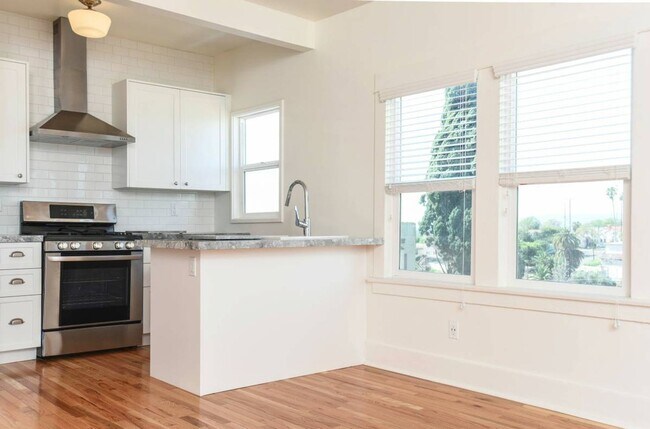 Foto del edificio - Updated 1 Bed 1 Bath in the Heart of Echo Park - Parking, laundry and great views!