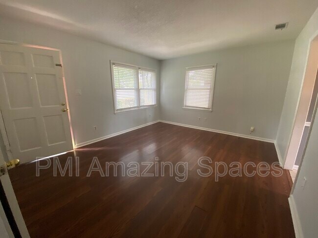 Building Photo - 5703 Hillcrest Cir