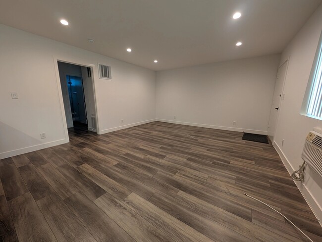 Building Photo - 739 N Sweetzer Ave