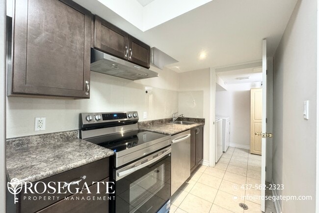 Photo du bâtiment - Spacious 2-Bedroom, 2-Bathroom Basement Un...