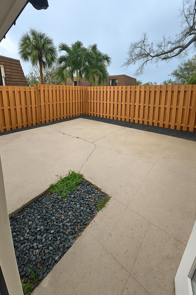 Building Photo - 1448 Park Shore Cir