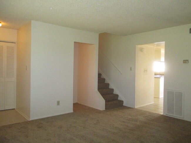 Building Photo - Tempe 3 Bed/1.5 Bath Townhouse w/Community...