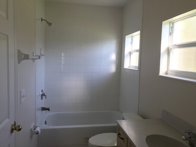 Foto del edificio - 2/2 Home with Water View off Neptune Road