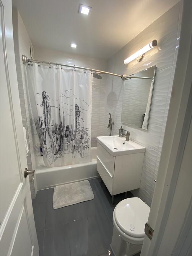 Foto del edificio - 6615 Thornton Pl