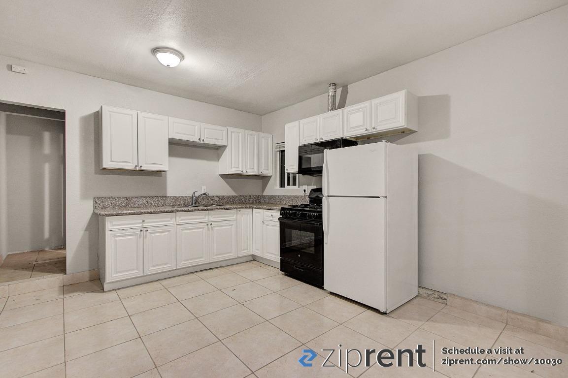 Foto principal - 802 E J St