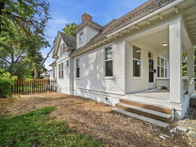 Building Photo - 728 E Indiana Ave