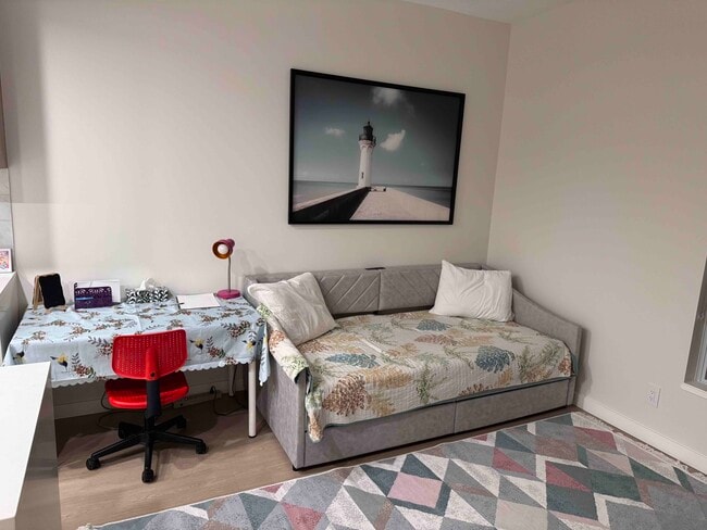 Building Photo - 2108 Gilmore Av