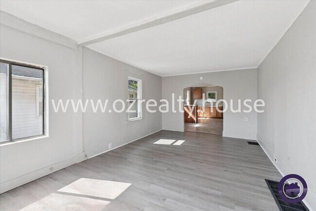 Foto del edificio - 2442 Paradise Ave