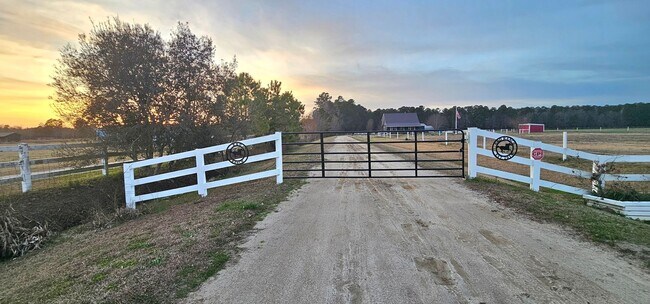 Foto del edificio - Private Log Cabin Home Peaceful Country Living on Acreage