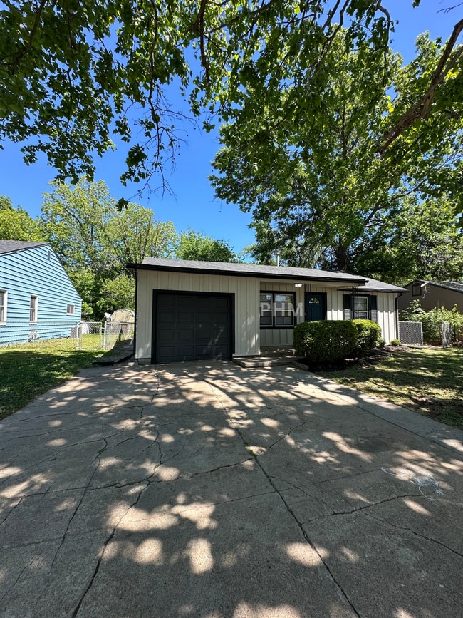 Building Photo - 1040 S Edgemoor Ave