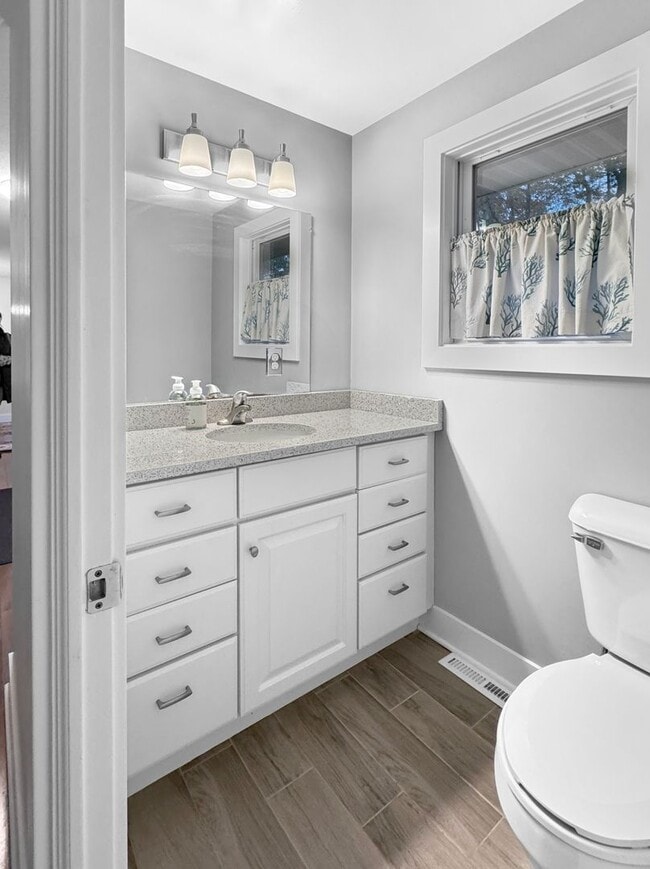 Building Photo - 15858 Lake Ave