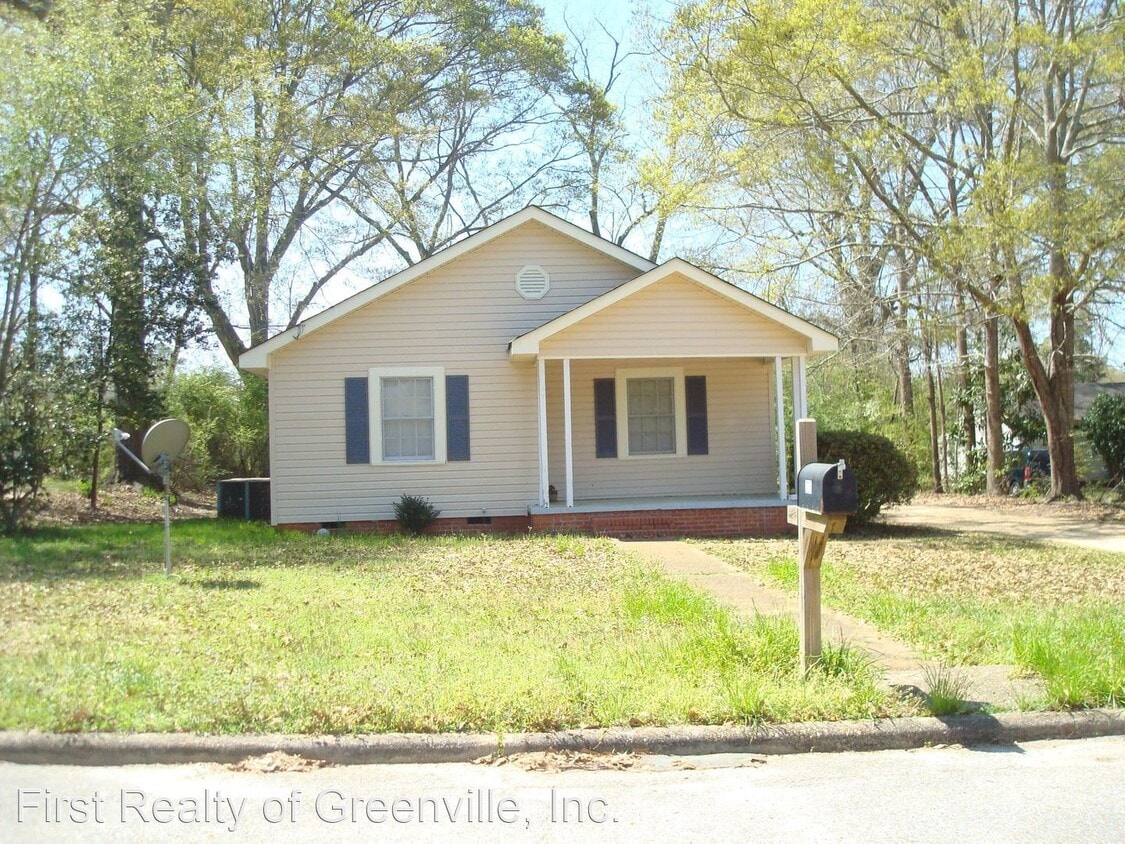 2 br, 1 bath House 205 Pineleaf Ln House Rental in Greenville, AL