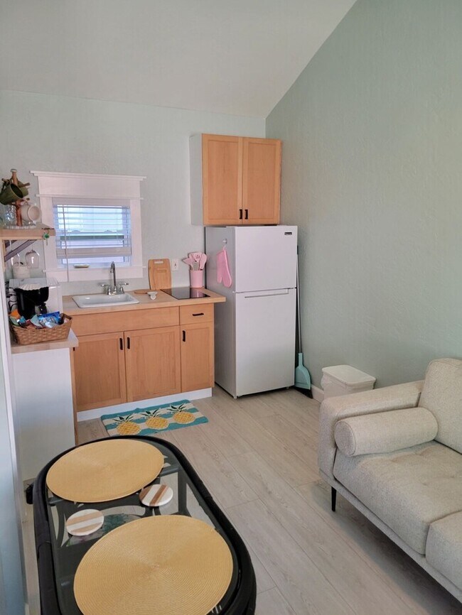 Building Photo - Oakwood Unit C  Studio