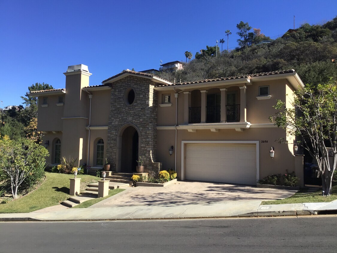 3698 Benedict Canyon Ln, Los Angeles, CA 91423 House for Rent in Los