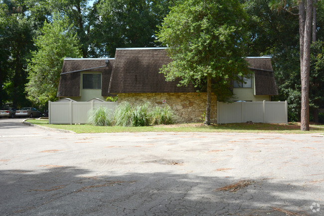 Building Photo - Villas of Stone Ridge