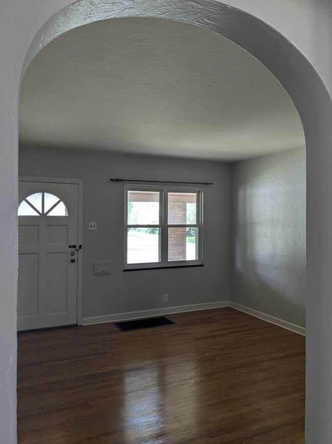 Building Photo - 1422 Shroyer Rd