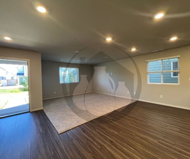 Building Photo - Brand New Build Ready to move in--